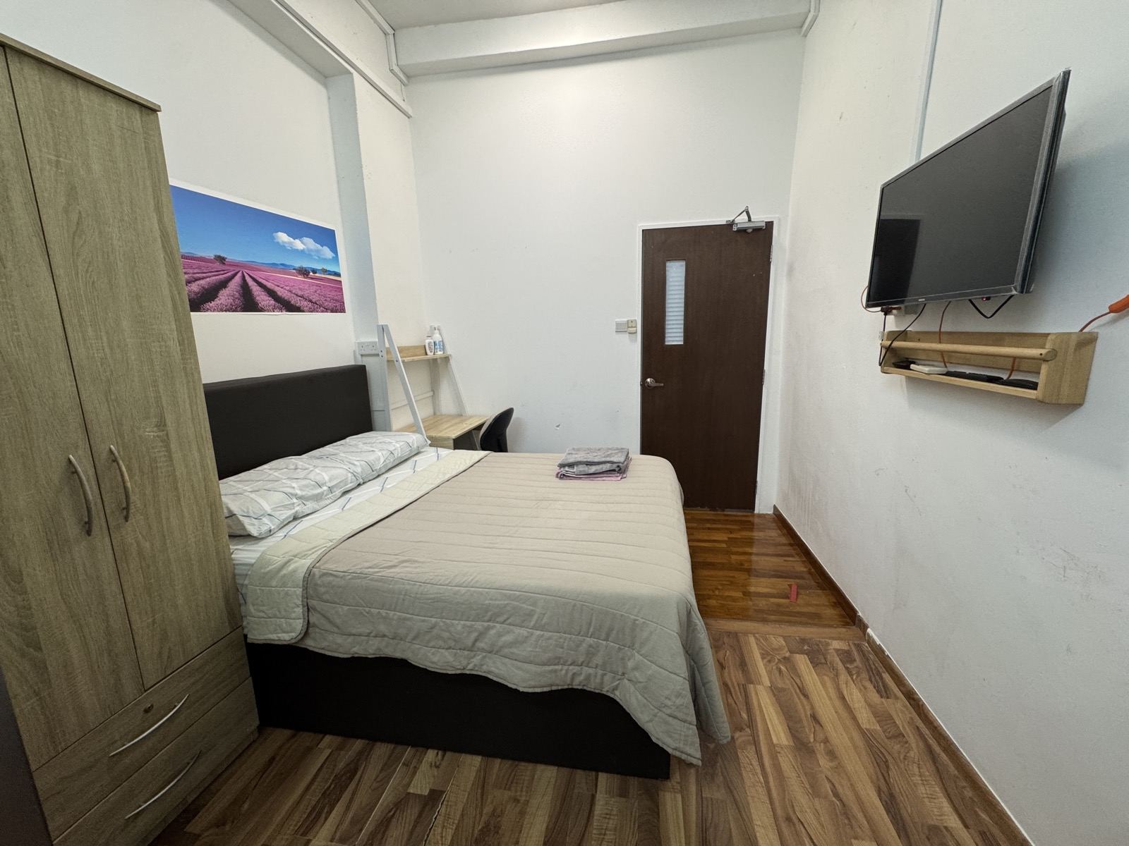 Queen bed, wardrobe and TV